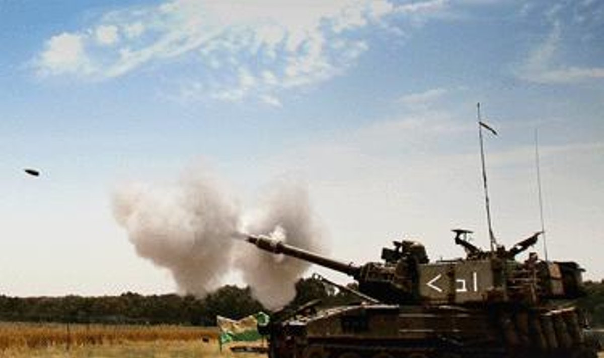 Izraelio mobilioji artilerija šaudo į Gazos ruožo pusę.