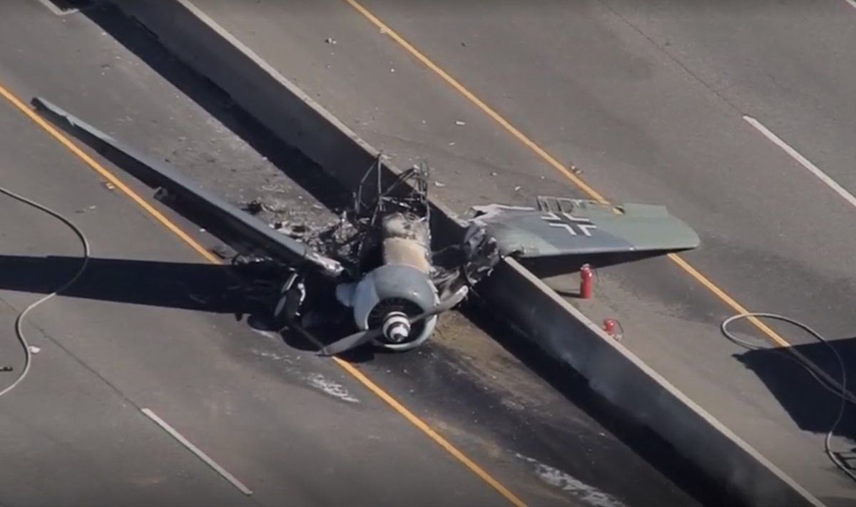 На шоссе в Калифорнии разбился самолет