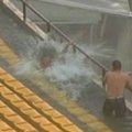 Sirgaliai Brazilijoje plaukiojo po apsemto stadiono tribūnas