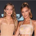 Seserys supermodeliai Bella ir Gigi Hadid nusifotografavo dviese nusimetusios visus drabužius