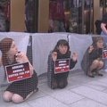 PETA protestuotojos Tokijuje sulindo į narvus
