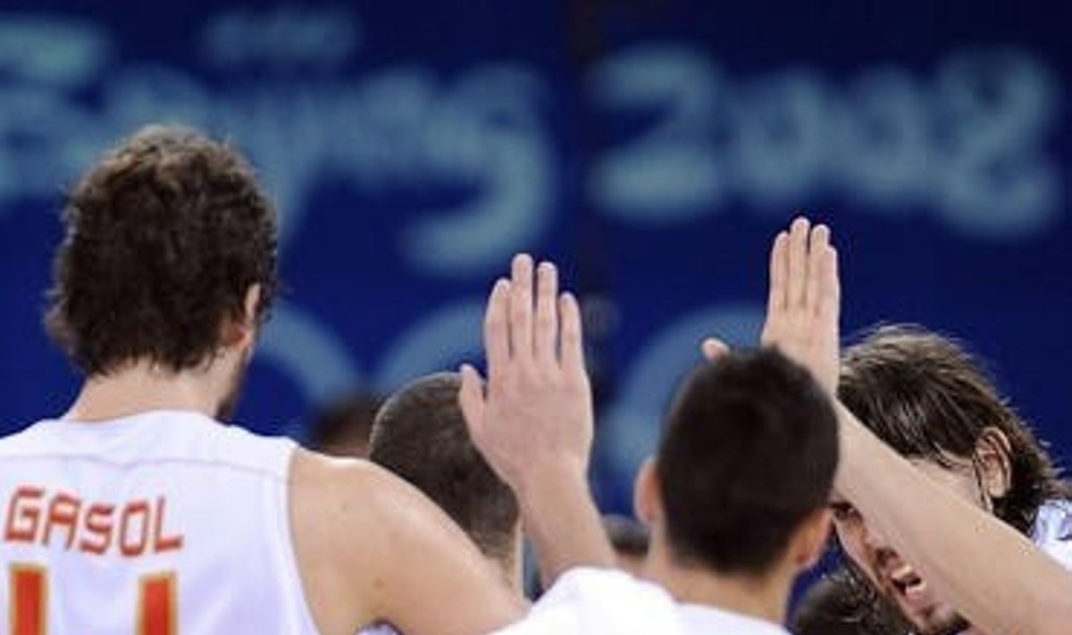 Ispanijos krepšininkai džiaugiasi pergale