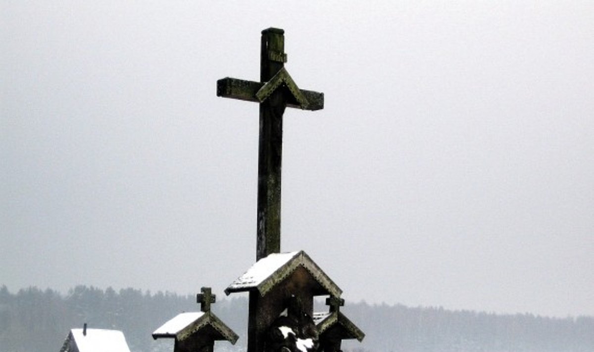 Prie įvažiavimo į kaimą pastatytas širvintiškio J. Girdziuškos išdrožtas koplytstulpis