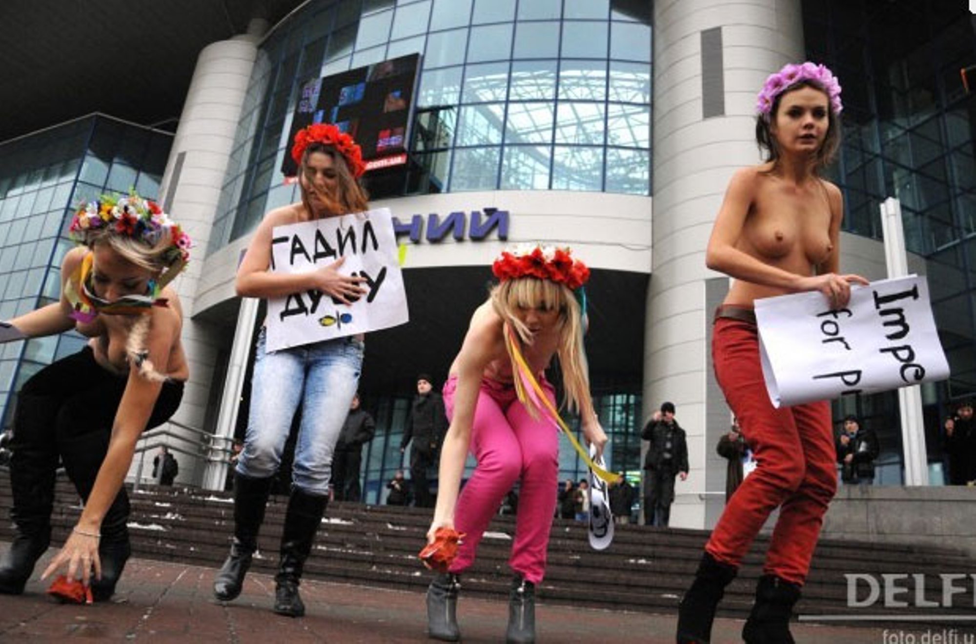 FEMEN повернулись к Януковичу голым задом - Delfi RU