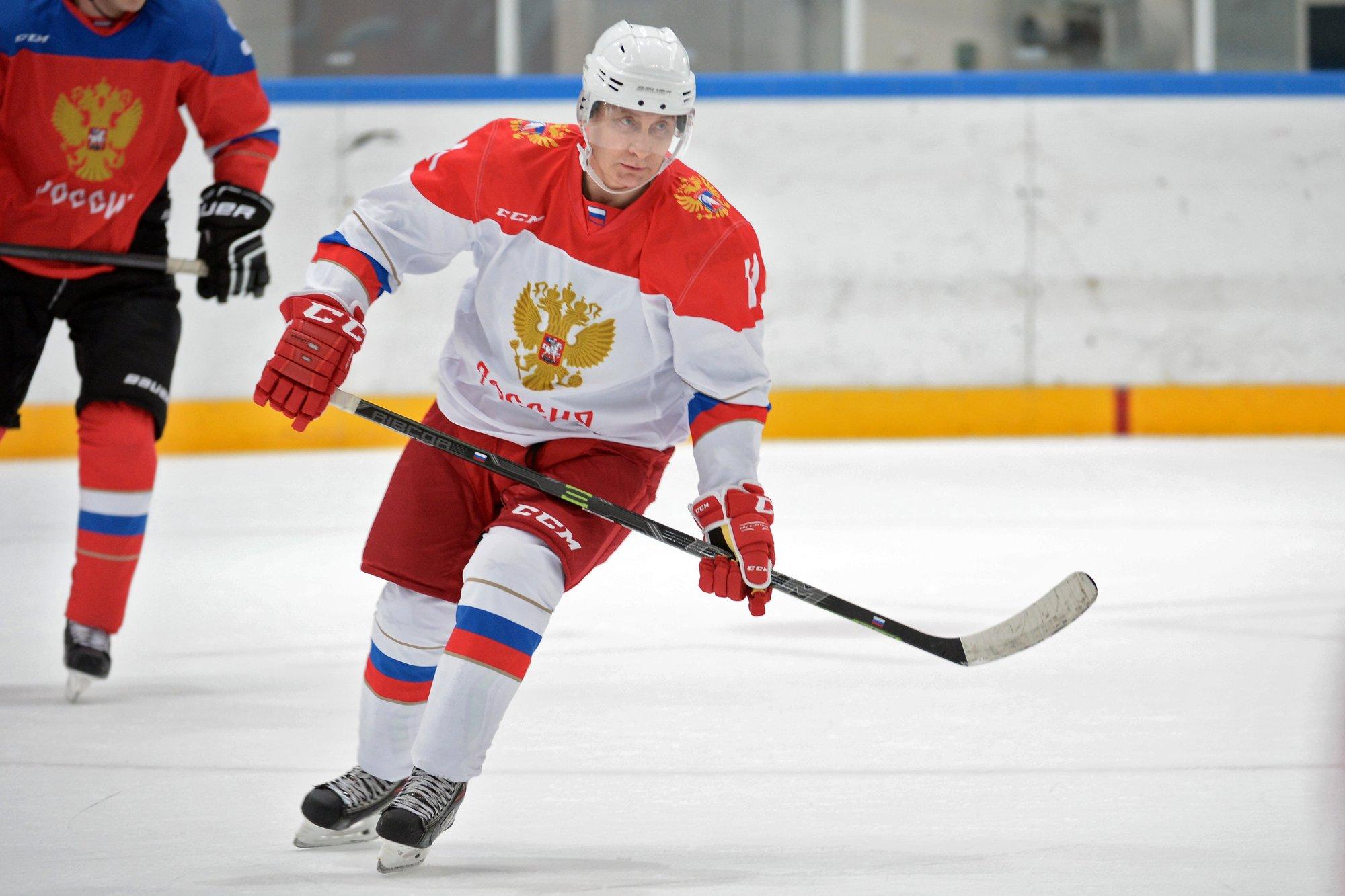 В новогодние каникулы Путин вышел на лед в Сочи поиграть в хоккей - Delfi RU