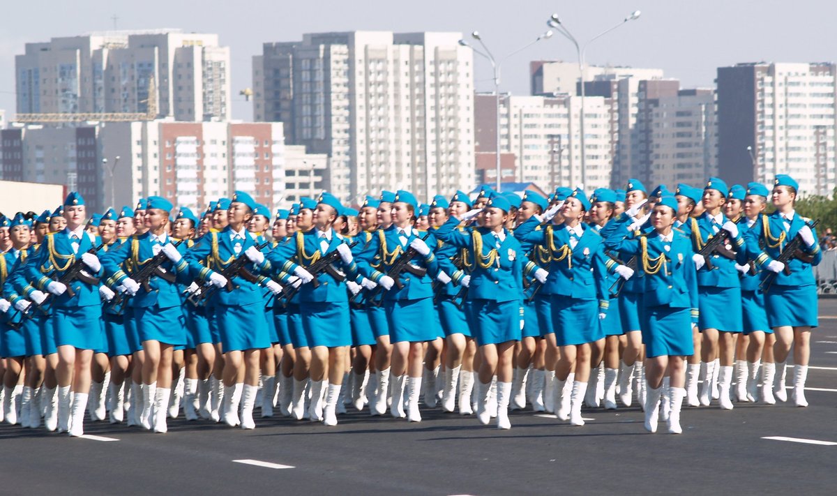 Karinis paradas Kazachstano sostinėje Astanoje