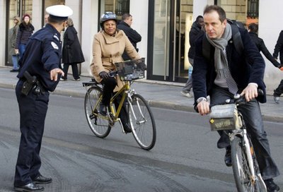 Prancūzijos teisingumo ministrė Christiane Taubira atvyksta į Vyriausybės posėdį dviračiu