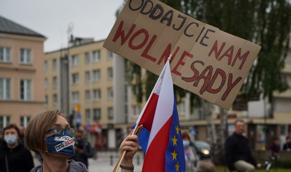 Lenkai išėjo į gatves palaikyti vyriausybės taikiklyje atsidūrusio teisėjo