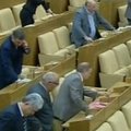 Rusijos deputatai nufilmuoti masiškai balsavę už posėdyje nedalyvaujančius kolegas