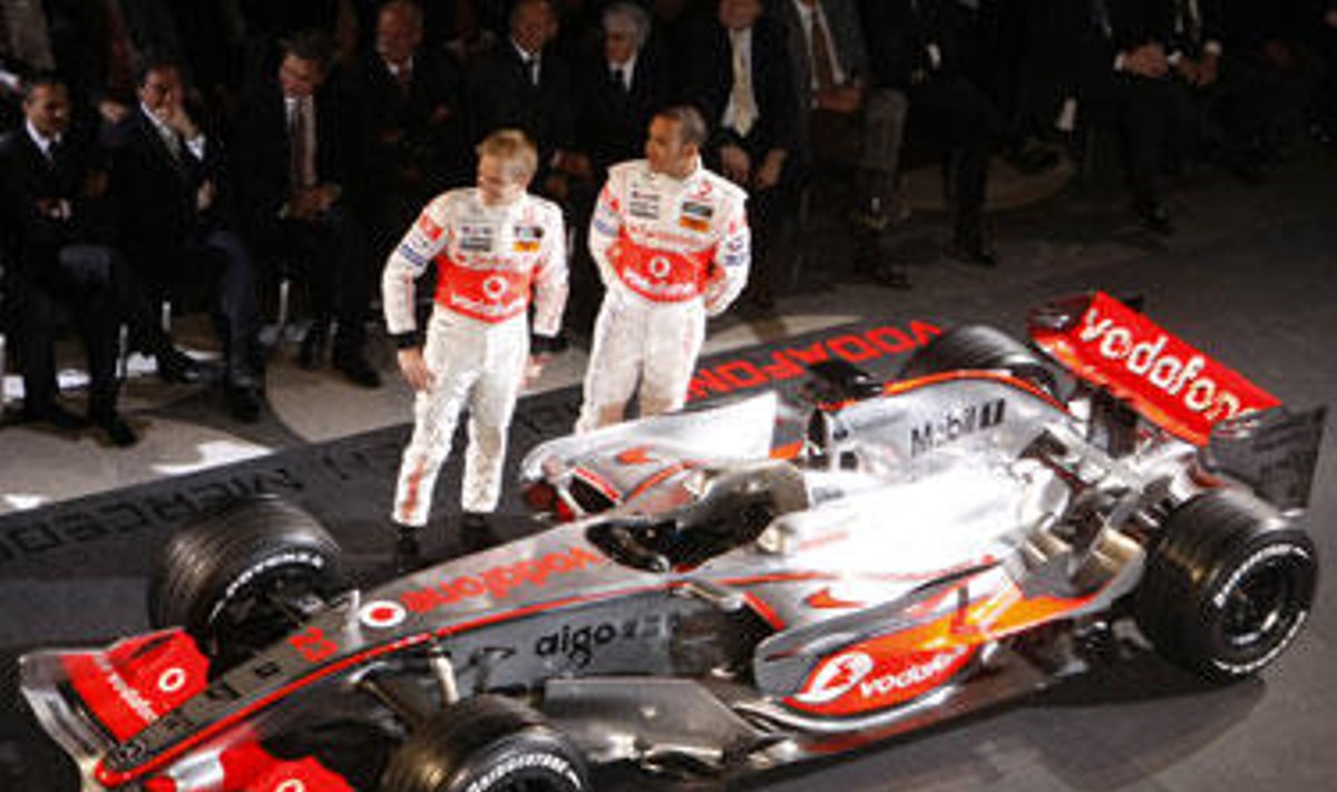"McLaren" komandos pilotai Heikki Kovalainenas ir Lewisas Hamiltonas pristato "MP4-23" bolidą