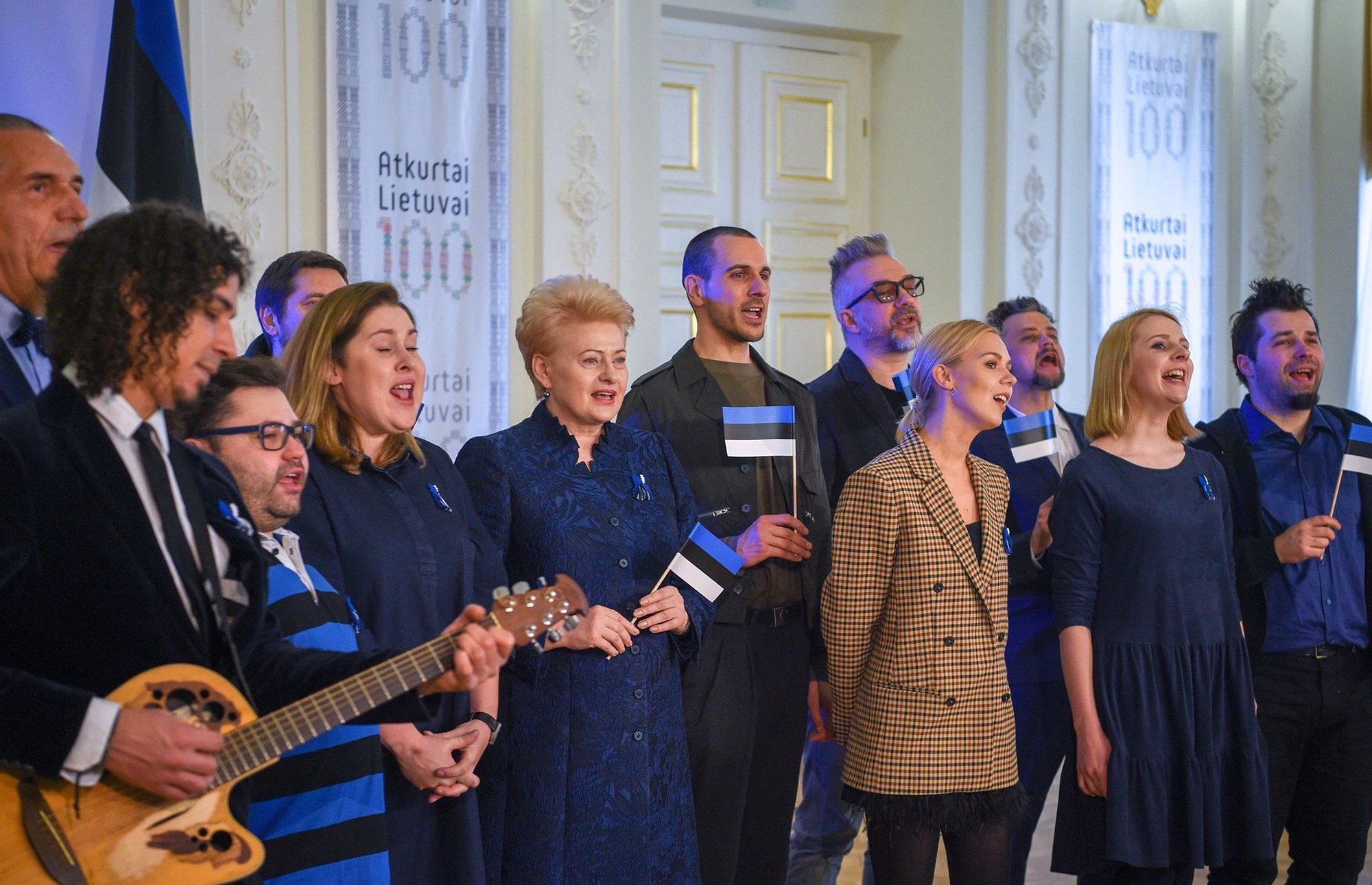 Dalia Grybauskaitė su muzikantais sveikina Estiją