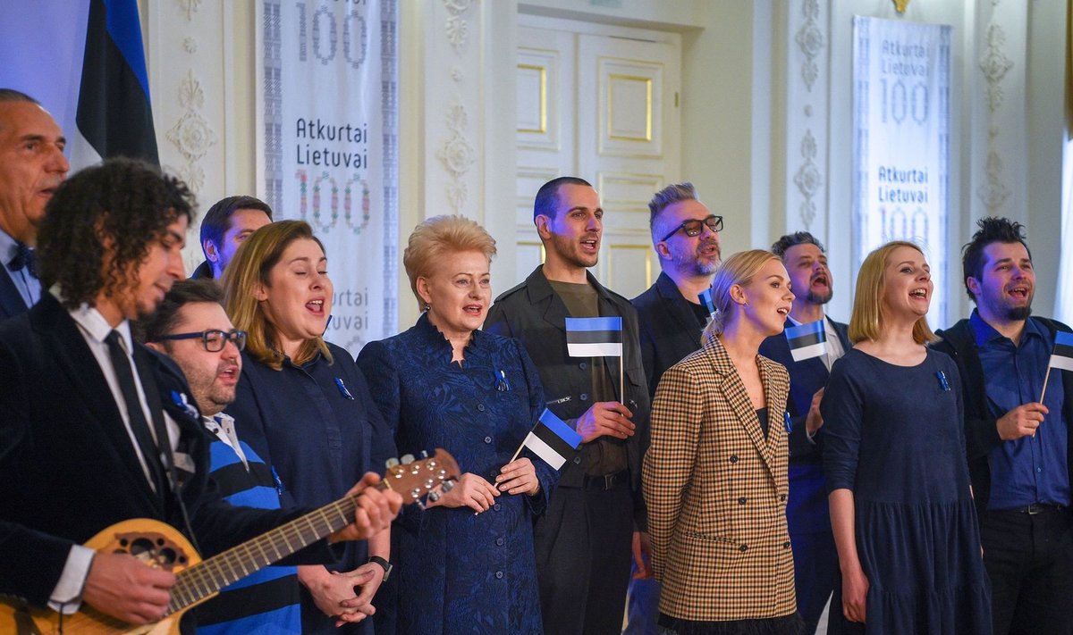 Dalia Grybauskaitė su muzikantais sveikina Estiją
