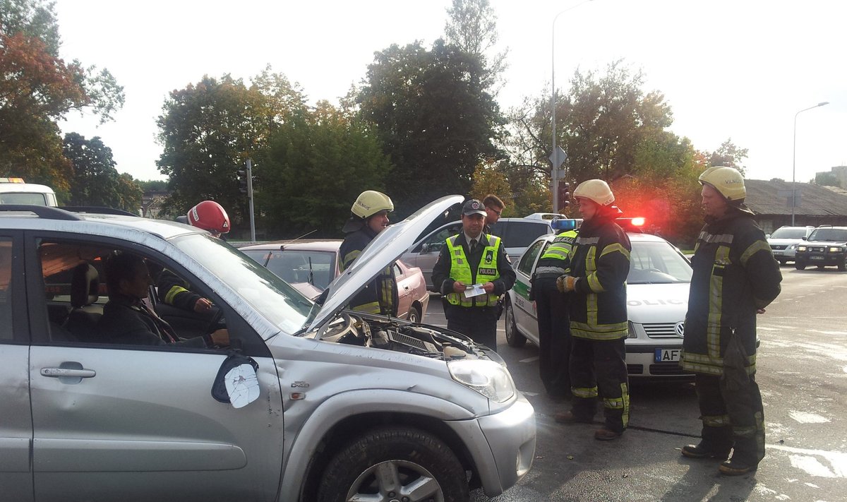 Vilniuje įvyko avarija, vienas automobilis apvirto