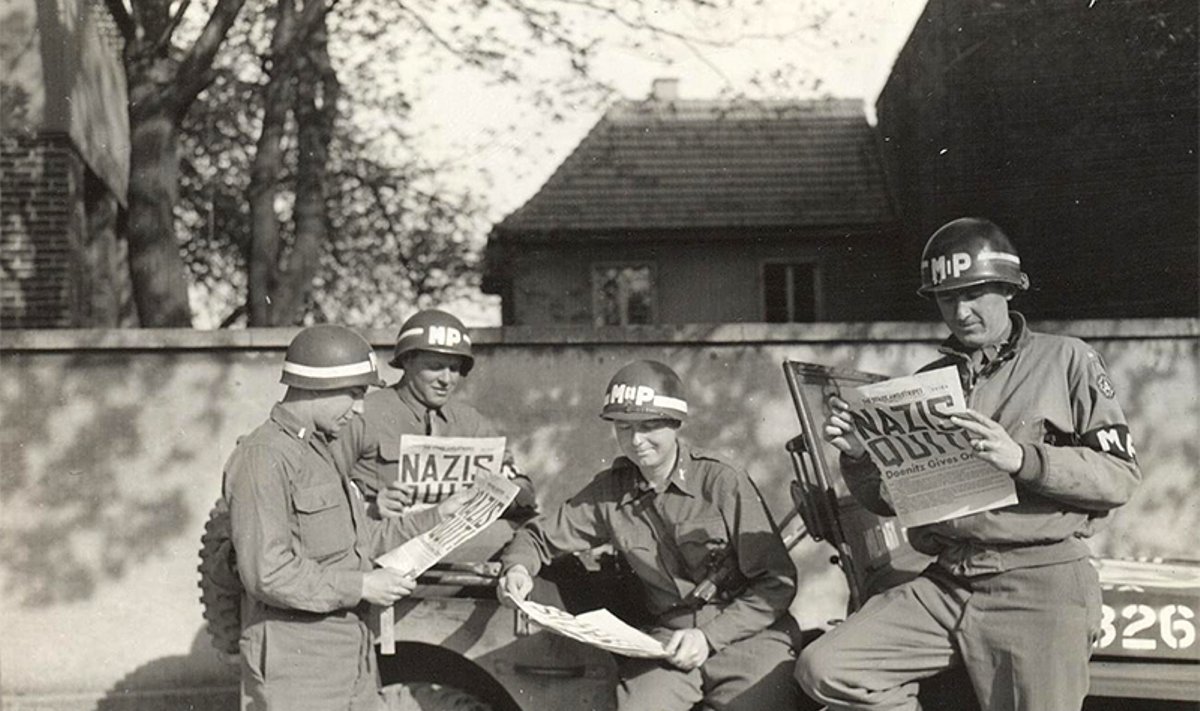 Amerykańscy żandarmi wojskowi czytają w gazecie o kapitulacji Niemiec, maj 1945 r./US Army personnel/US Army Military History Institute/Wikimedia