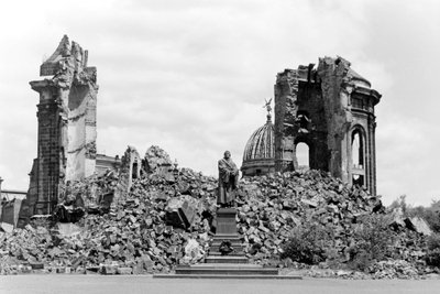 Drezdenas, Saksonija, Vokietija - 1970 m. kovo 26 d: Mergelės Marijos bažnyčios griuvėsiai Naujojoje turgavietėje Drezdene, kuri buvo sugriauta per bombardavimą 1945 m. vasarį. 
