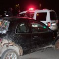 Vilniuje automobilis rėžėsi į traukinių pervažoje esantį atitvarą ir užstrigo: vairuotojui nustatytas sunkus girtumas