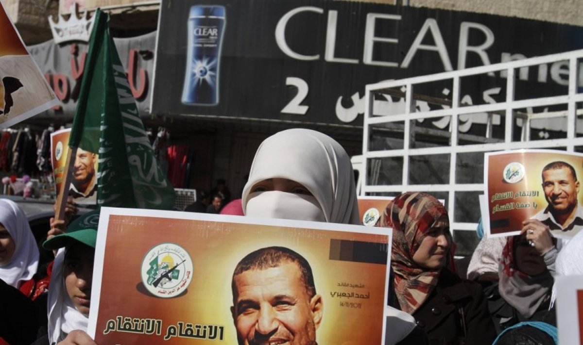 Hamas rėmėjai Gazos Ruože neša žuvusio Hamas karinio sparno lyderio Ahmedo Jabari plakatą