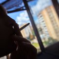 Nuo kitų metų jau galima sulaukti iki 120 eurų baudos už rūkymą balkone