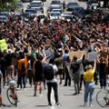 Los Andželo prokurorai žada nebausti protestuotojų už komendanto valandos pažeidimus