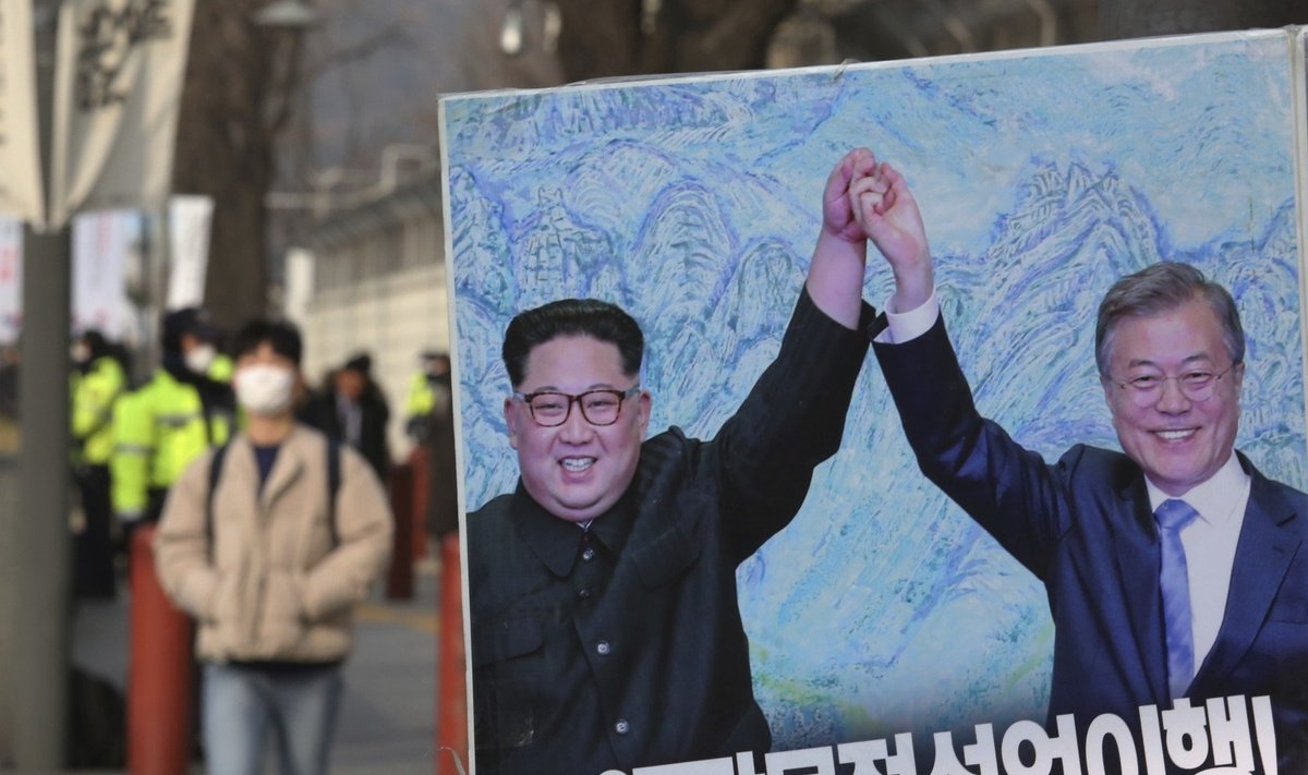 Plakatas su Kim Jong Unu ir Moon Jae-Inu