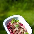 Specialios salotos Joninėms: sočios, su mėsa ir vasariškomis uogomis