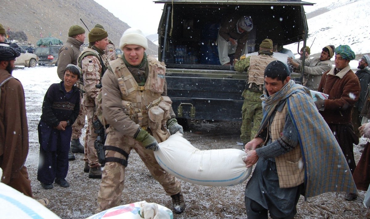 Lietuvių kariai padeda iškrauti atvežtą humanitarinę paramą Bedano kaime. Goro provincija, Afganistanas