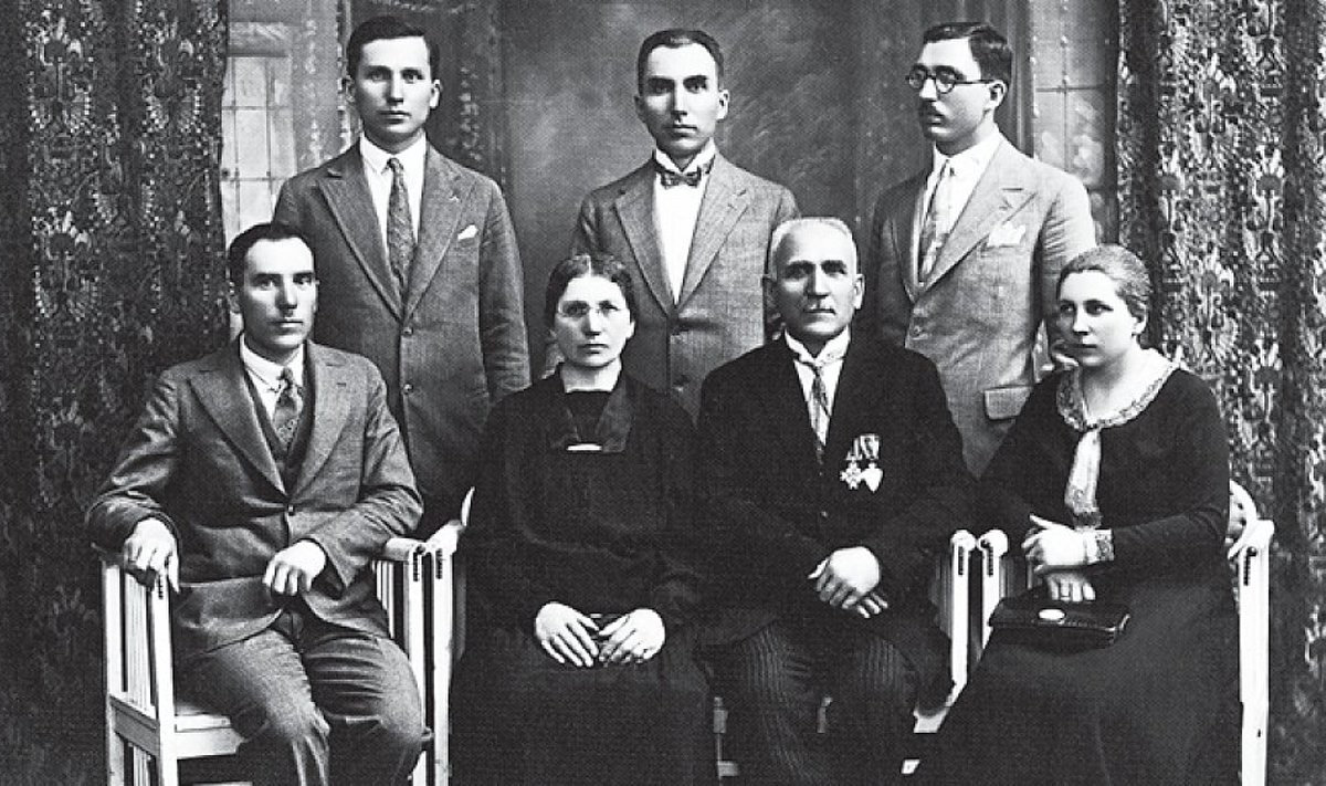Banaičių šeima, Saliamonas Banaitis sėdi antras iš dešinės), LNM nuotr.