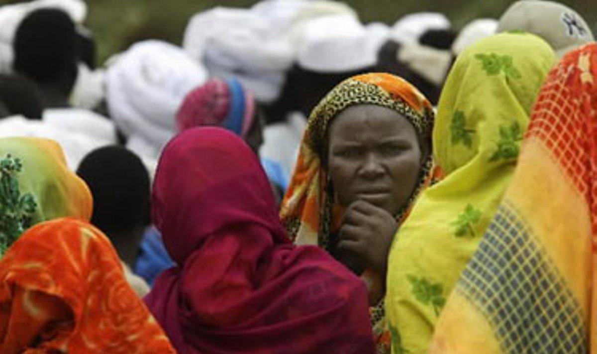 Vyrai ir moterys iš pabėgėlių stovyklos Sudane susirinko į susitikimą su Jungtinių tautų generaliniu sekretoriumi Kofi Annanu.