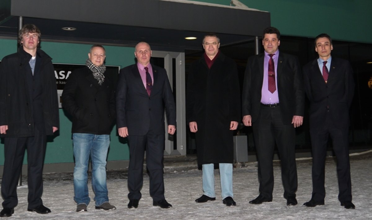 Aleksandras Medvedevas (trečias iš dešinės) su klubo vadovybe