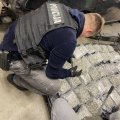 JAV piliečio ir kartu važiavusios rusės automobilyje Kauno pareigūnai aptiko beveik 24 kg narkotikų