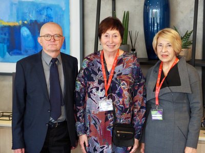 Iš kairės į dešinę: VLKK pirmininkas A. Antanaitis, Lietuvos garbės konsulė Estijoje Birutė Klaas-Lang, LKI vadovė dr. A. Auksoriūtė. LKI archyvo nuotr.