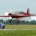 Vilniaus aviacijos šventėje įvyko „Mitsubishi Evo“ ir akrobatinio lėktuvo „Extra 300L“ dvikova