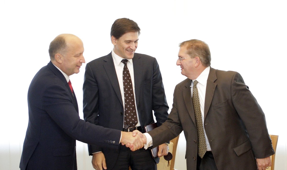 Bendradarbiavimo sutarties su IBM pasirašymas. Iš kairės: A. Kubilius, D. Kreivys, T. Reevesas.