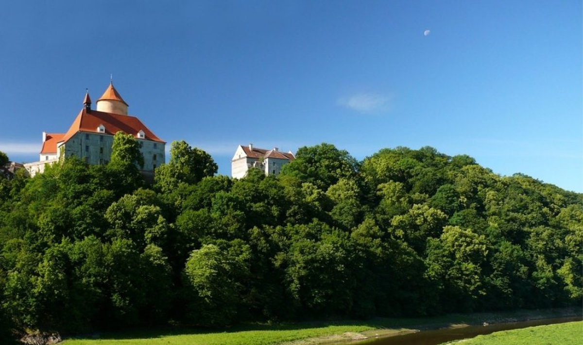 Brno miesto Veveri pilis ir sutvarkytos upelio krantinės
