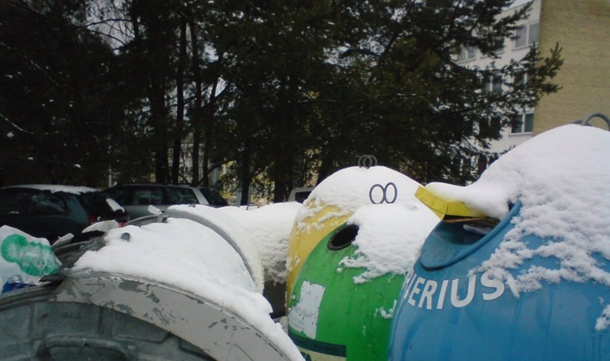 Rūšiavimas - perlipus per komunalinių atliekų konteinerius - tokia situacija skundėsi Vilniaus Saulėtekio alėjos gyventojas
