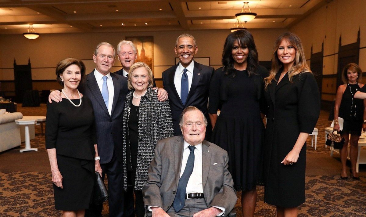 Barackas Obama, George‘as W. Bushas, Billas Clintonas,  George‘as H. W. Bushas, Melania Trump, Michelle Obama, Laura Bush, Hillary Clinton