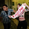 „Femen“ aktyvistė nuogomis krūtimis smerkė Turkijos premjerą Stambulo oro uoste