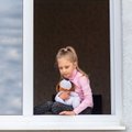 Vaikai krenta pro langus: mediko patarimai, padėsiantys išsaugoti gyvybes