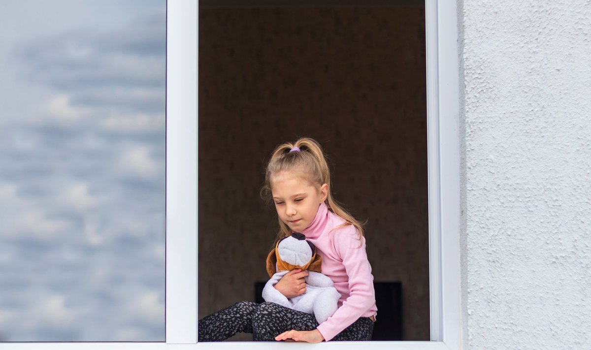 Vaikas prie lango