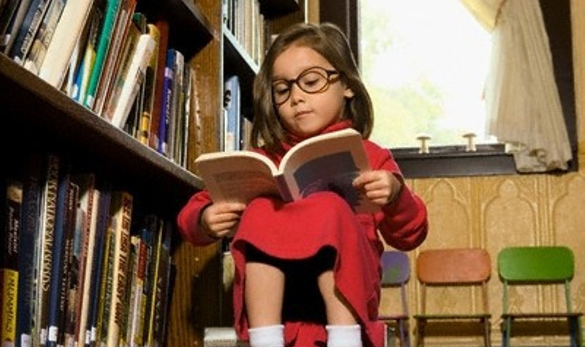 Mergaitė skaito knygą