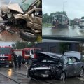Didelė avarija Kaune: susidūrė du automobiliai, trys žmonės išgabenti į ligoninę