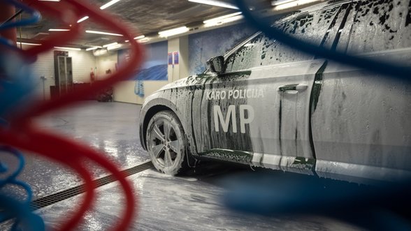 Karo policijos automobilius, padedančius suvaldant koronaviruso plitimą Lietuvoje, dezinfekuos nemokamai