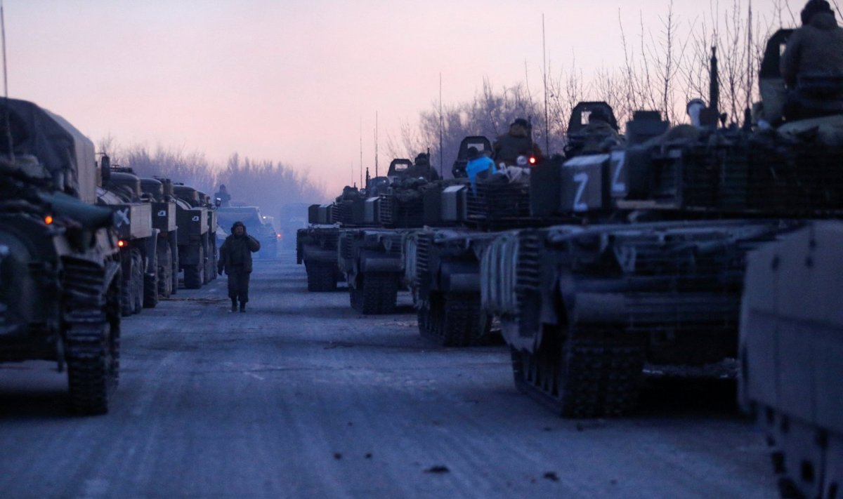Šarvuota rusų pajėgų vilkstinė juda keliu, vedančiu į apsuptą pietų Mariupolį, Rusijos karo prieš Ukrainą metu. 2022 kovo 28 d., Mariupolis. 