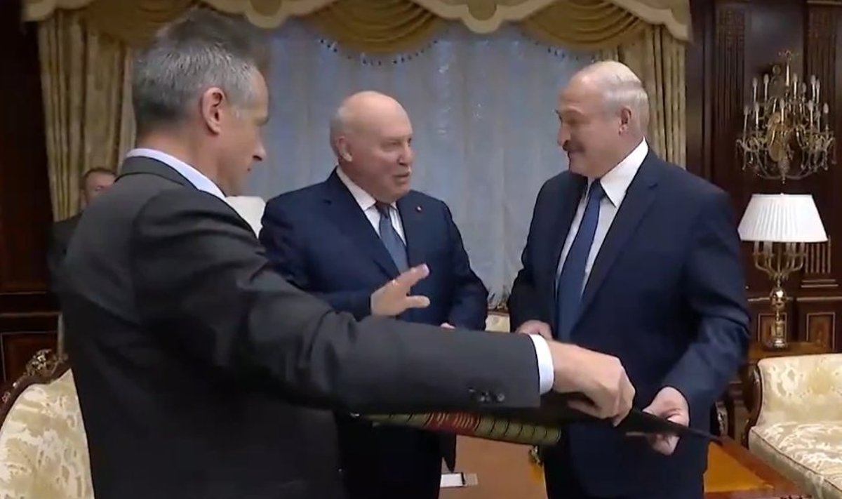 Dmitrijus Mezencevas, Aliaksandras Lukašenka
