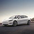 „Tesla“ padidino „Model 3“ gamybą, bet vis dar nepasiekia tikslo