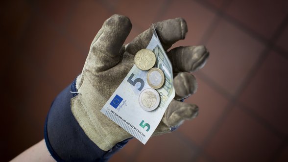 Social benefit recipients and job seekers to get EUR 200 each