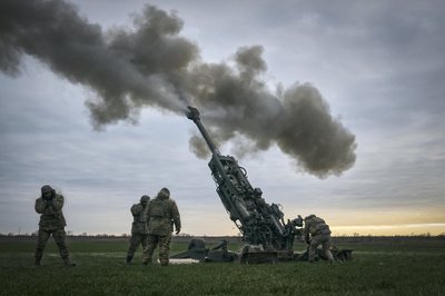 Ukrainos kariai apšaudo Rusijos pozicijas naudodami haubicą M777