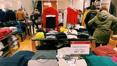 Nuolaidų suvilioti lietuviai traukia apsipirkti į tikrą rojų: firminiai drabužiai čia parduodami tiesiog pusvelčiui