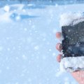 Užklupus žiemos stichijai ragina pasirūpinti išmaniaisiais: ekspertas paaiškino, ką daryti, kad per šalčius telefonas nepavestų