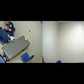 Nufilmuota: apklausos kambaryje vyras bandė iš policininko atimti ginklą